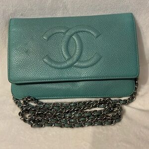 Beautiful Chanel caviar double CC wallet on chain